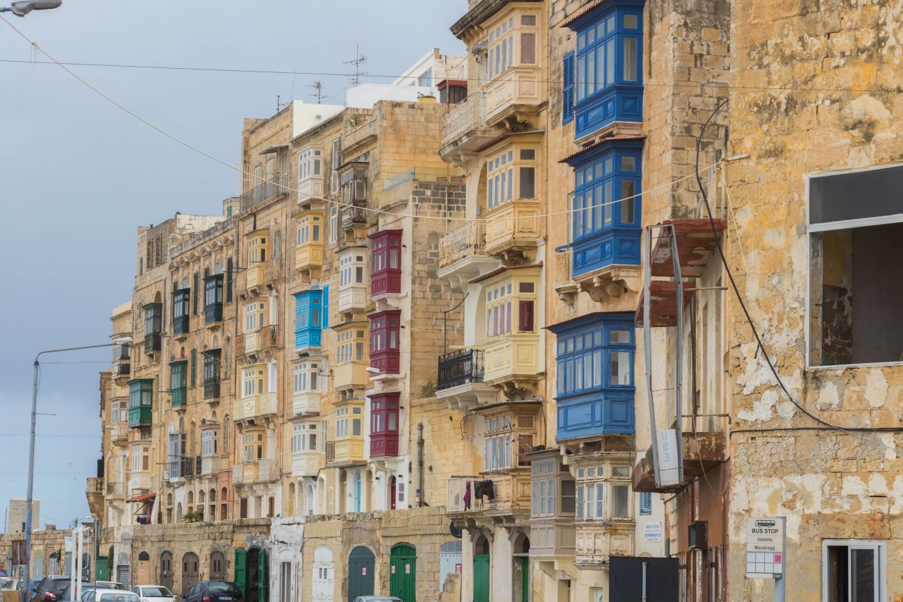 Typische Holzerker an den Häusern Vallettas