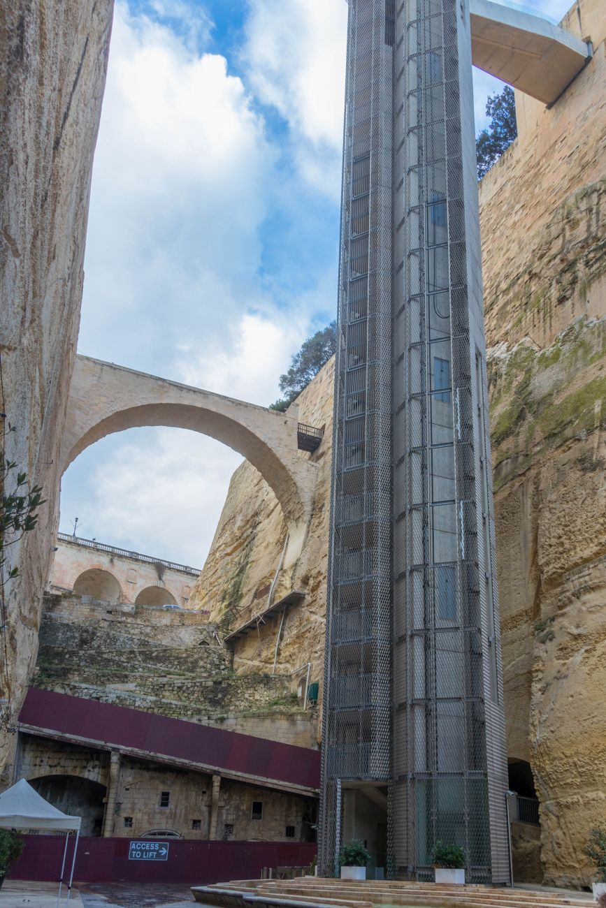 Mit dem Fahrstuhl kommt man von den Upper Barrakka Gardens in den Hafen