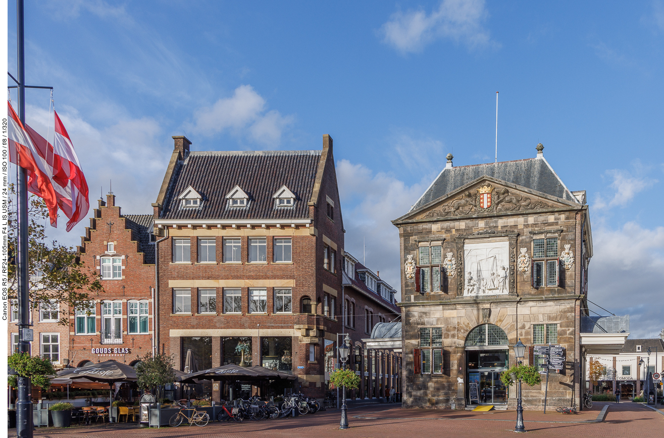 Die Waage von Gouda ist ein bedeutendes Werk des Architekten Pieter Post. Sie wurde 1670 fertiggestellt. Als monofunktionales Waaggebäude stellt es den Höhepunkt in der Entwicklung dieses Bautyps dar. Die öffentliche Waage befand sich in Gouda ursprünglich aller Wahrscheinlichkeit nach im Rathaus. Dieser Bezug kommt in der städtebaulichen Anordnung zum Ausdruck. 