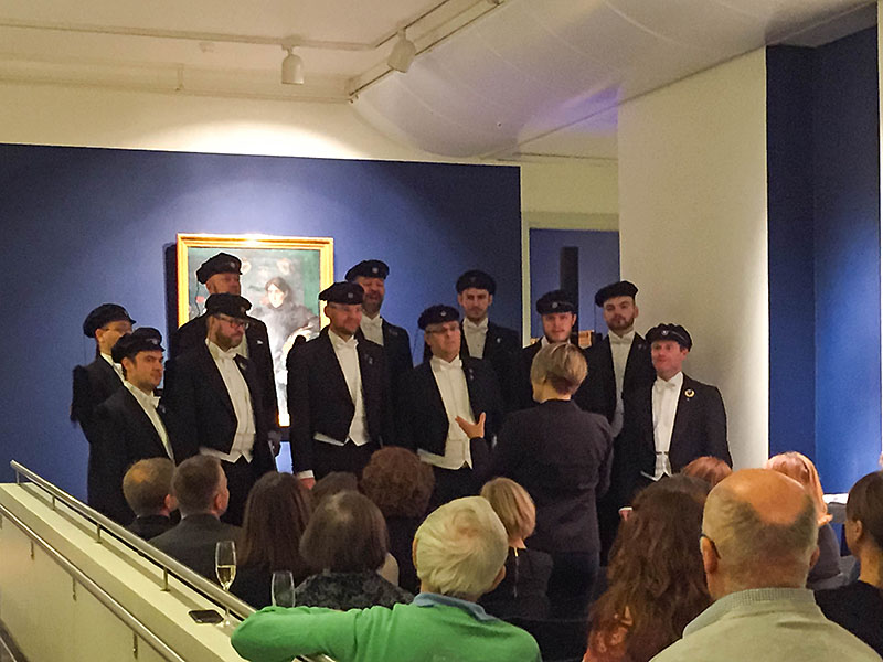 Ein Chor gibt norwegische Lieder zum Besten