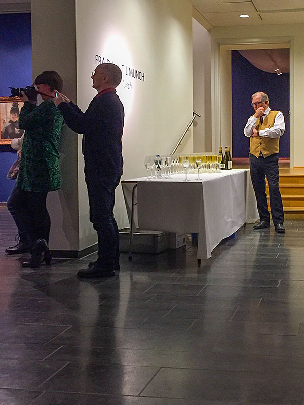 Wasser und Wein gibt es für alle Besucher ...