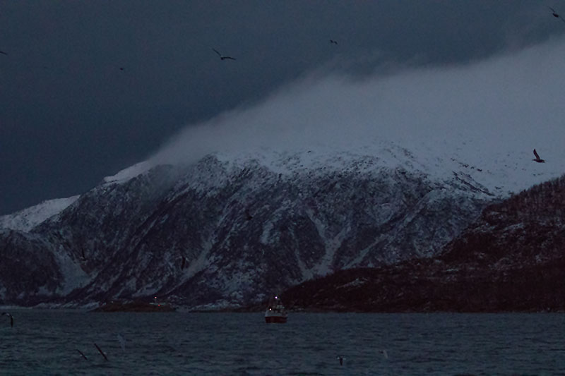 Der Wind treibt die Wolken über die Berge