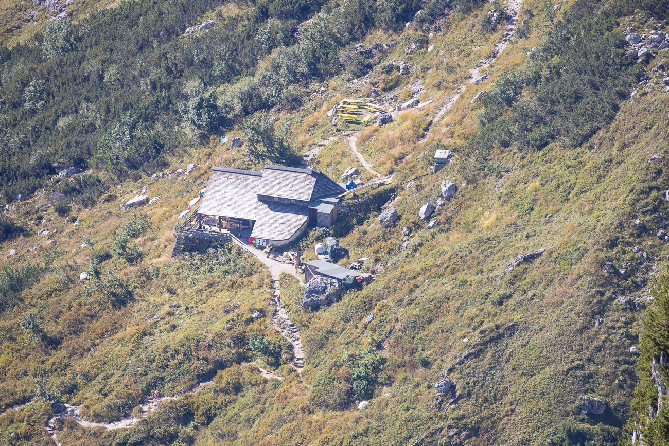 Eine Hütte lädt die Wanderer zur Einkehr