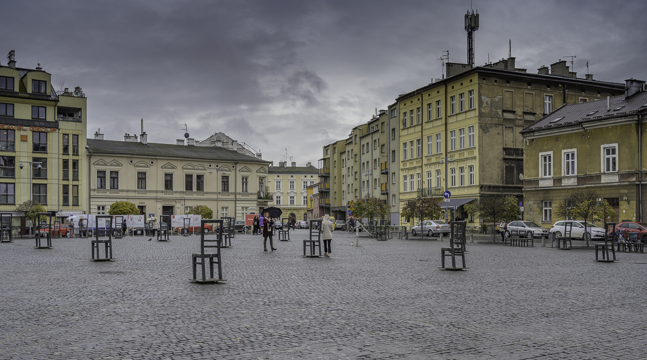 Ein Mahnmal auf dem Platz der Ghettohelden (früherer Platz der Einheit): „scheinbar leere Stühle“, mitten auf den Platz und an die Straßenbahnhaltestellen hingestellt ...