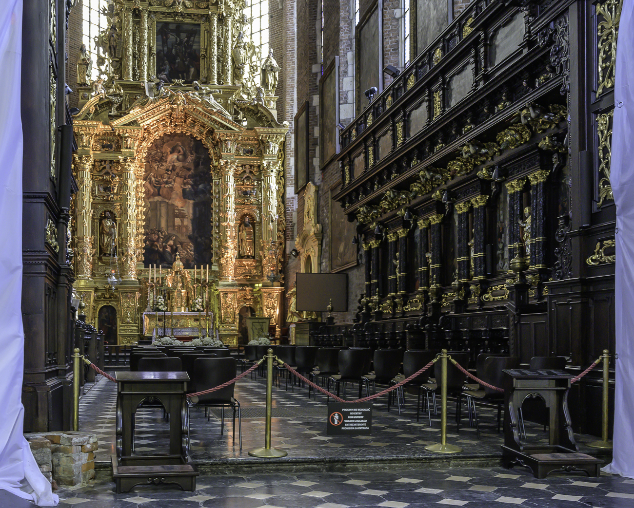 Im Inneren der Kirche, sie wird gerade etwas restauriert