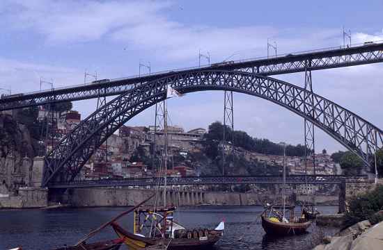 Die alte zweistöckige Brücke über den Duoro