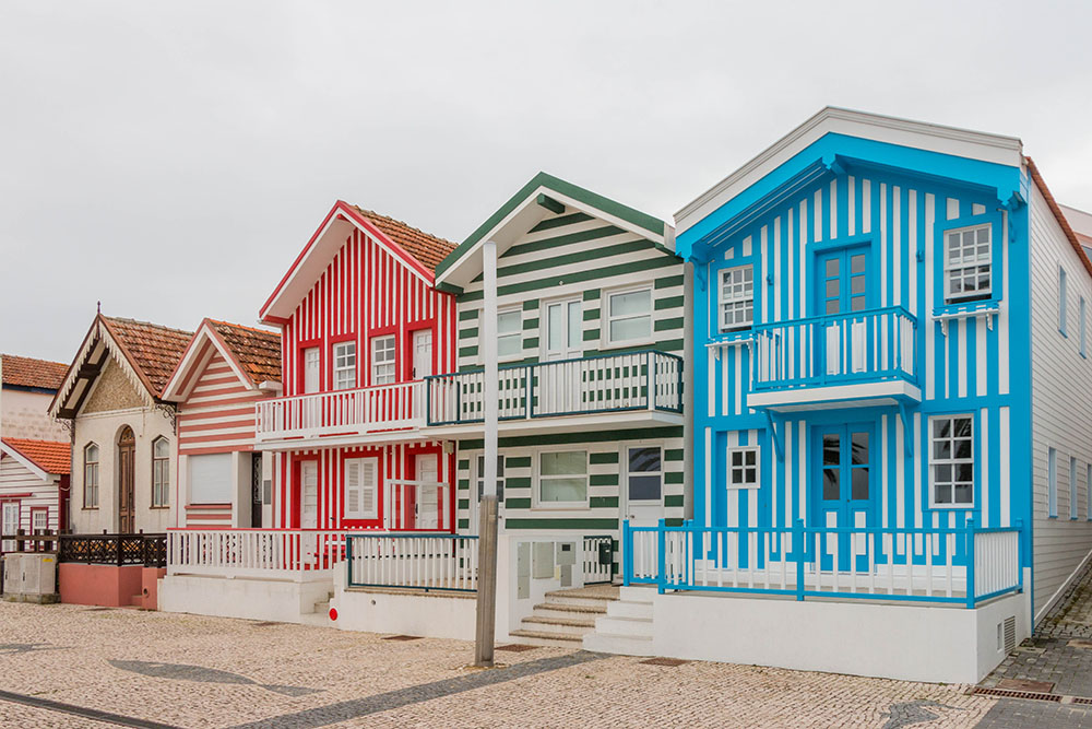 Bunte Häuser am Strand von Aveiro 