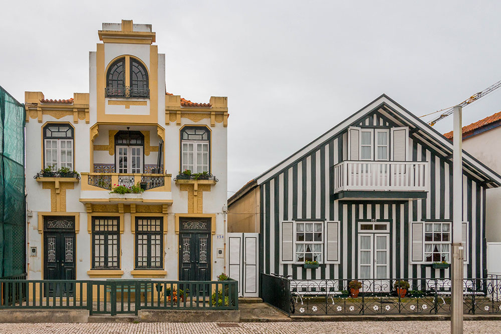 Bunte Häuser am Strand von Aveiro 