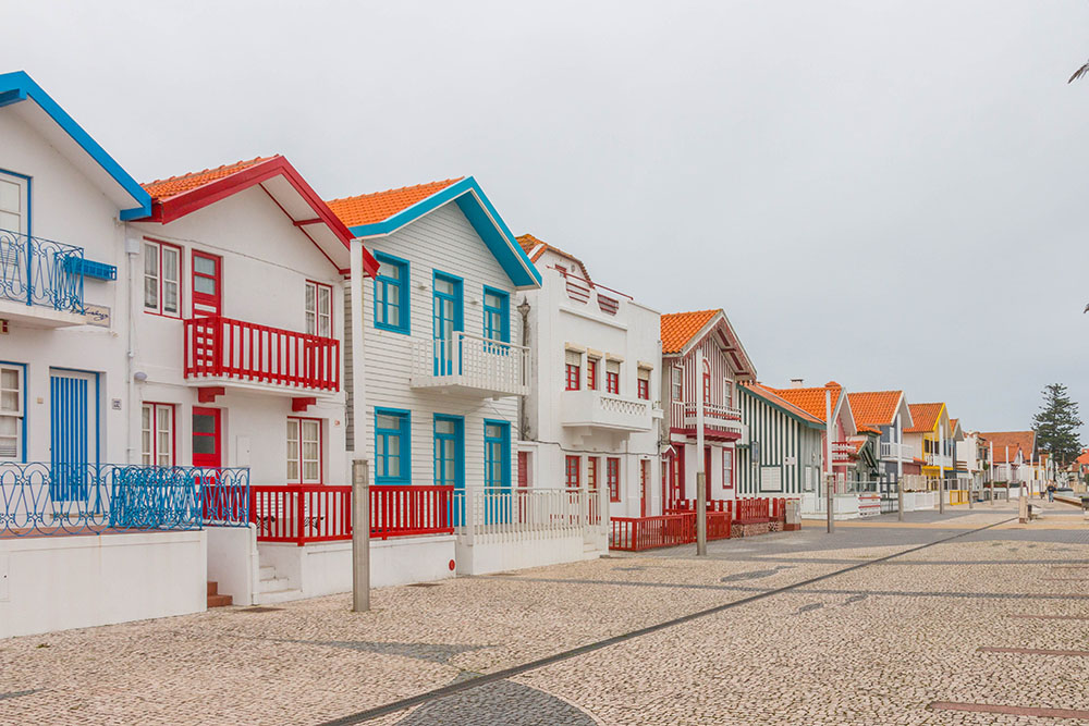 Bunte Häuser am Strand von Aveiro 