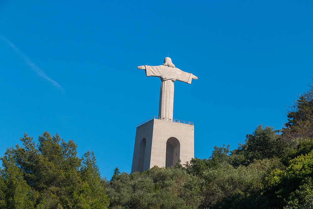 Vor lauter Stau kommen wir garnicht bis zur Statue und sehen sie nur von hinten :-( 