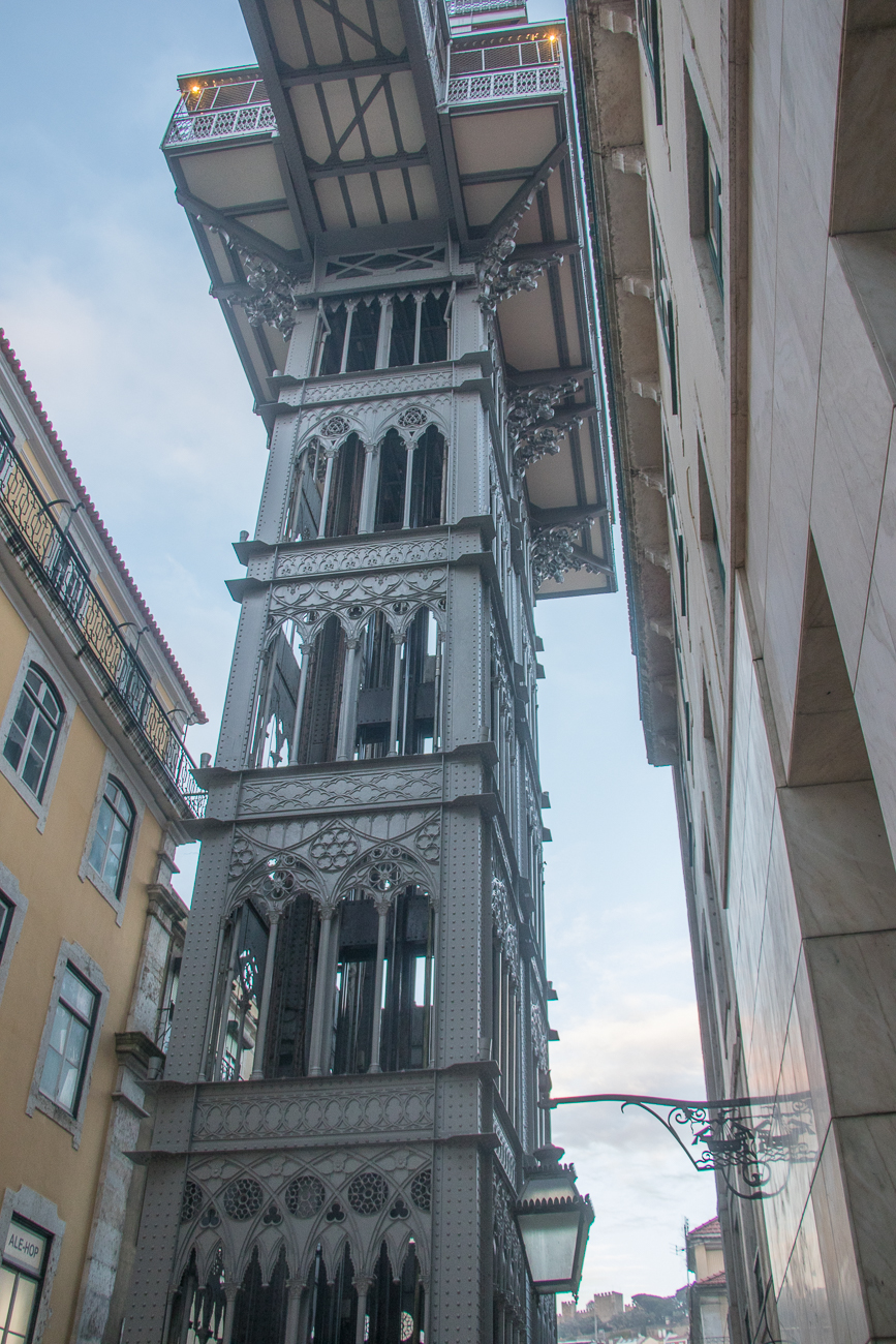Der Elevador de Santa Justa, auch Elevador do Carmo genannt, ist ein Personenaufzug, der im Stadtzentrum von Lissabon den Stadtteil Baixa mit dem höher gelegenen Stadtteil Chiado verbindet. Errichtet wurde die markante Stahlkonstruktion im Jahre 1902 nach Plänen des Ingenieurs Raoul Mesnier de Ponsard. Der ursprüngliche Antrieb war eine Dampfmaschine, diese wurde jedoch 1907 durch Elektromotoren ersetzt