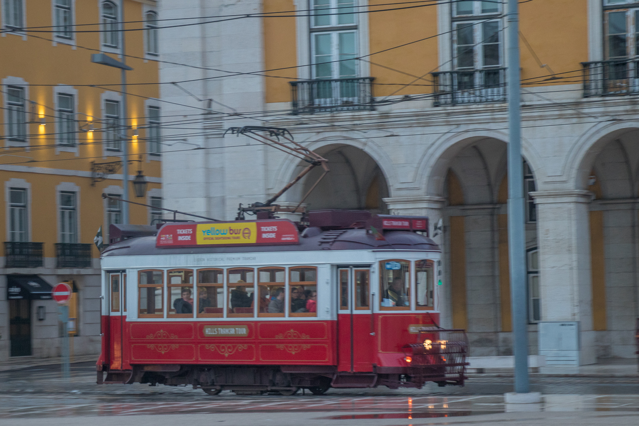 Eine der bekannten kleinen Straßenbahnen (Eléctricos). Die roten Wagen gehören zu einem Sightseeing-Anbieter