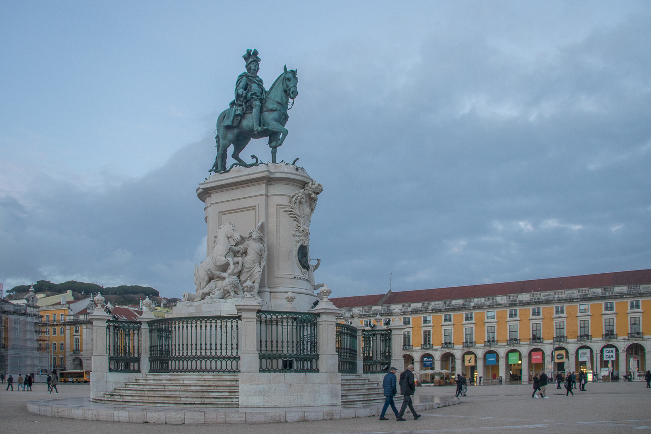 Die Reiterstatue auf der Mitte des Platzes stellt José I. dar, entworfen von Joaquim Machado de Castro