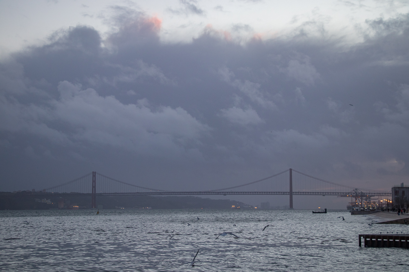 Die Ponte 25 de Abril ist ein 3,2 Kilometer langer Brückenzug in Portugal mit einer 2.278 Meter langen Hängebrücke über den Tejo. Sie ist weltweit, nach der Yavuz-Sultan-Selim-Brücke und der Tsing-Ma-Brücke, die drittlängste Hängebrücke mit kombiniertem Straßen- und Eisenbahnverkehr. Sie verbindet in Nord-Süd-Richtung den Lissabonner Stadtteil Alcântara mit der Stadt Almada. Über die Brücke führt in sechs Spuren die Autobahn A2/IP7