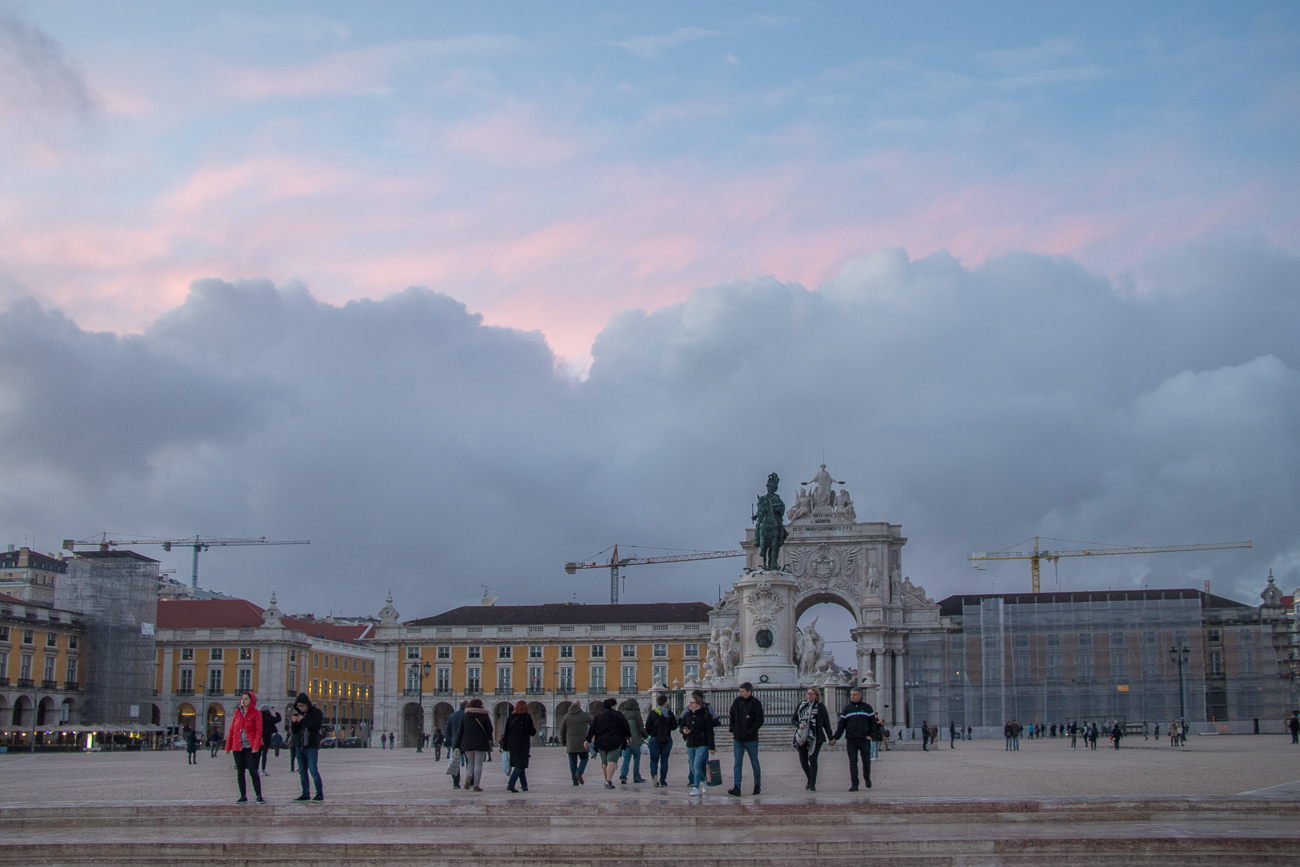 Die Praça do Comércio gehört neben dem Rossio und der Praça da Figueira zu den drei wichtigsten Plätzen innerhalb der Baixa Pombalina, des aufgrund des Erdbebens von 1755 neu gebauten innerstädtischen Bereichs von Lissabon. Nahe am Hauptstadtfluss Tejo gelegen, ist der Platz noch immer unter seinem alten Namen, Terreiro do Paço, zu Deutsch etwa Palastgelände, bekannt, da sich bis zum verheerenden Erdbeben von 1755 das Paço da Ribeira, das königliche Uferschloss, dort befand. Nach dem Erdbeben erhielt das Gelände eine völlig neue Form im Rahmen der durch den Marquis von Pombal veranlassten städtischen Umgestaltung
