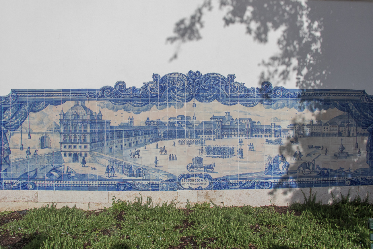Unter Azulejo versteht man ein Bild aus zumeist quadratischen, bunt bemalten und glasierten Keramikfliesen, das seinen europäischen Ursprung in Spanien und Portugal hat und dort hergestellt wird. Diese wetterfesten Fliesen sind in diesen Ländern fester Bestandteil des Stadtbildes und werden an öffentlichen Monumenten und Gebäuden, Hausfassaden und Kirchen, aber auch an Innenwänden zu oftmals künstlerischen Wandbildern zusammengefügt. Häufig sind alte Blumen-, Vögel- und Schiffsmotive verarbeitet. In Wandverkleidungen aus Azulejos finden sich traditionell auch Ornamente der islamischen Kunst