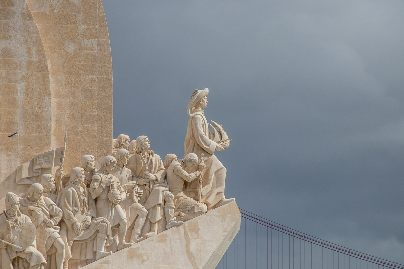 Das Denkmal soll an das Zeitalter der Entdeckungen erinnern und zeigt 33 wichtige Persönlichkeiten des Spätmittelalters in Portugal, die aber nicht alle zur gleichen Zeit gelebt haben