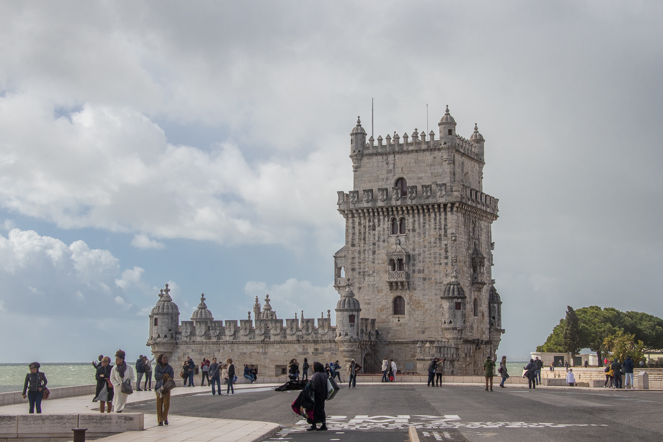 Der Torre de Belém im Stadtteil Belém an der Tejomündung ist eines der bekanntesten Wahrzeichen Lissabons
