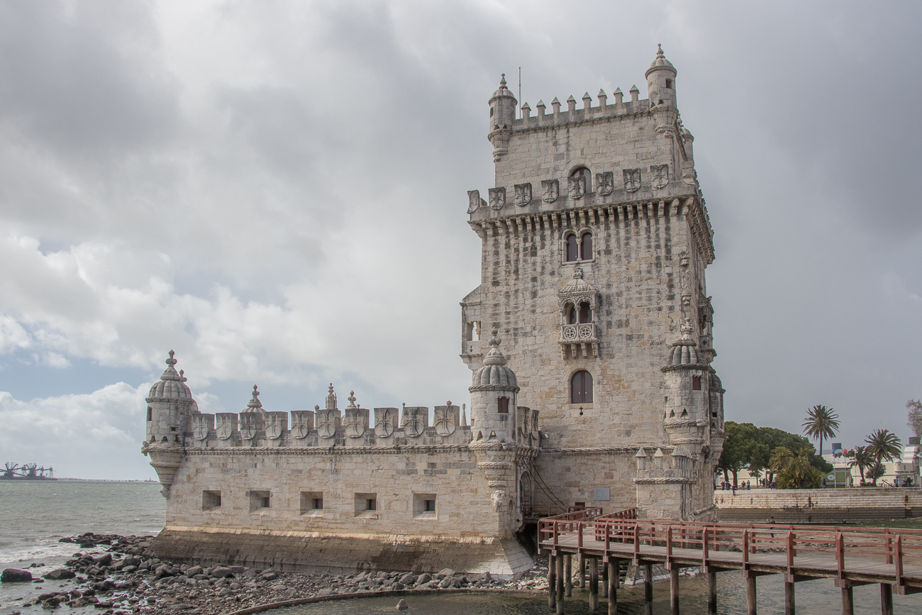 Neben dem nahegelegenen Mosteiro dos Jerónimos gehört der Turm zu den wenigen herausragenden Bauwerken des manuelinischen Stils, die das Erdbeben von Lissabon im Jahr 1755 überstanden haben. Die oberste, 35 Meter hohe, freiliegende Etage des Turms ist heute eine Aussichtsplattform