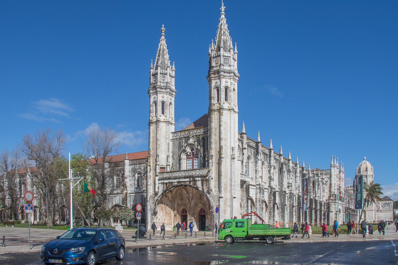 Das Mosteiro dos Jerónimos (deutsch Hieronymitenkloster, irrtümlich umgangssprachlich auch Hieronymuskloster) ist ein Bauwerk im Stadtteil Belém. Er gilt als bedeutendster Bau der Manuelinik (Manuel I., 1495–1521), einer portugiesischen Variante der Spätgotik, die auch einige Elemente der Renaissance enthält