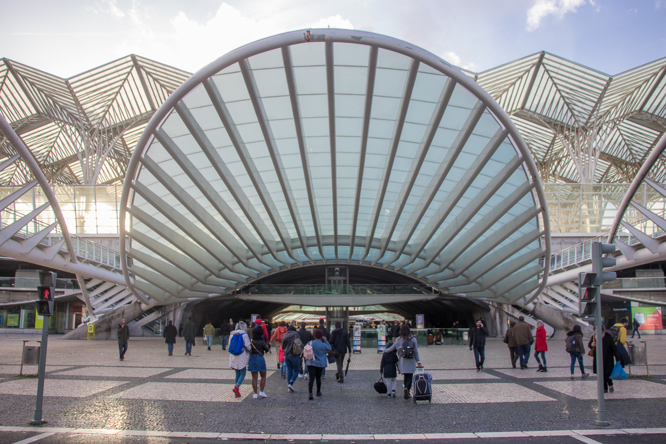 Bei einem Wettbewerb 1994 siegte der Architekt Santiago Calatrava gegen andere Entwürfe. Der Bahnhof wurde als Eingang der Expo98 errichtet, entsprechend großzügig ist er gestaltet. Interessant sind insbesondere die Stahlbetontragwerke der Gleise, die trotz ihrer Massivität durch abgerundete Formen einen futuristischen Eindruck vermitteln. Die Bogenform prägt die Eingangsebene und setzt sich in vielen Details wie zum Beispiel dem abgerundeten flügelförmigen Vordach fort