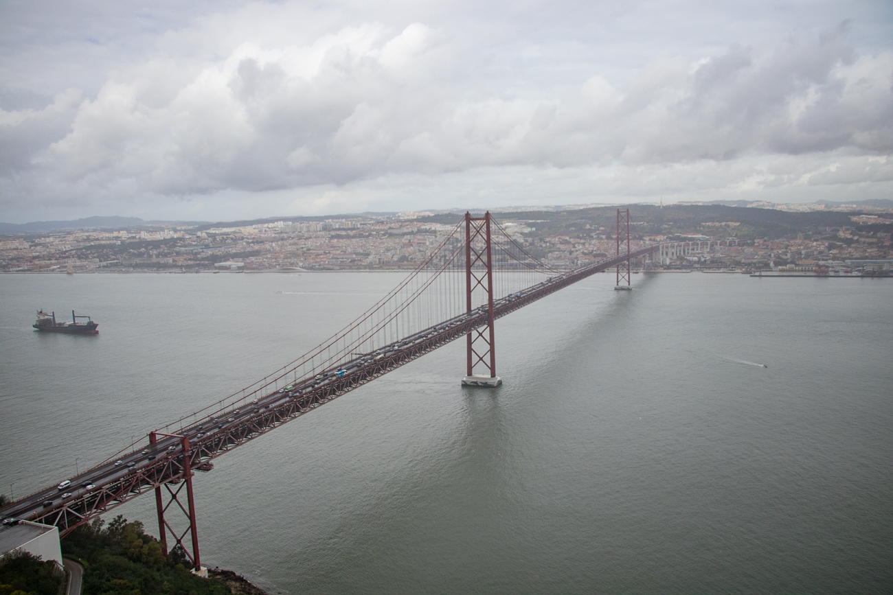 Blick über die Brücke Ponte 25 de Abril 