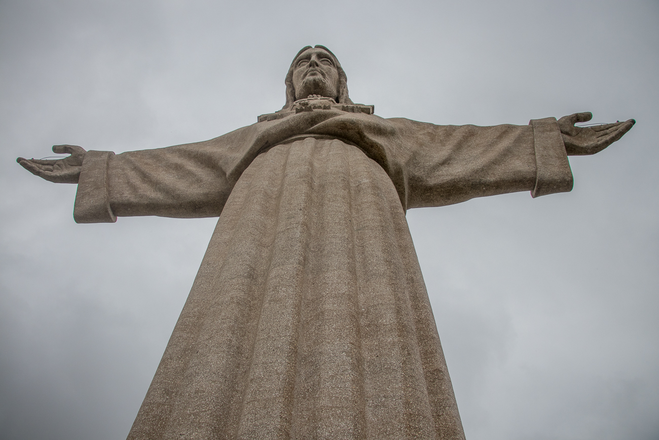 Mit ausgebreiteten Armen wendet sich die Figur des Christus König der Ponte 25 de Abril und der Stadt Lissabon zu. Sie steht auf einem 75 m hohen Sockel. Dieser befindet sich 113 m über dem Tejo. Die Statue selbst ist 28 m hoch und damit die siebthöchste Christusstatue der Welt. Das Monument ist eines der höchsten Bauwerke Portugals und die wichtigste Sehenswürdigkeit in Almada. Wegen ihrer Höhe ist die Statue einer der besten Aussichtspunkte auf Lissabon. Mit Fátima und Santiago de Compostela zählt sie zu den drei wichtigsten Wallfahrtsorten der Iberischen Halbinsel