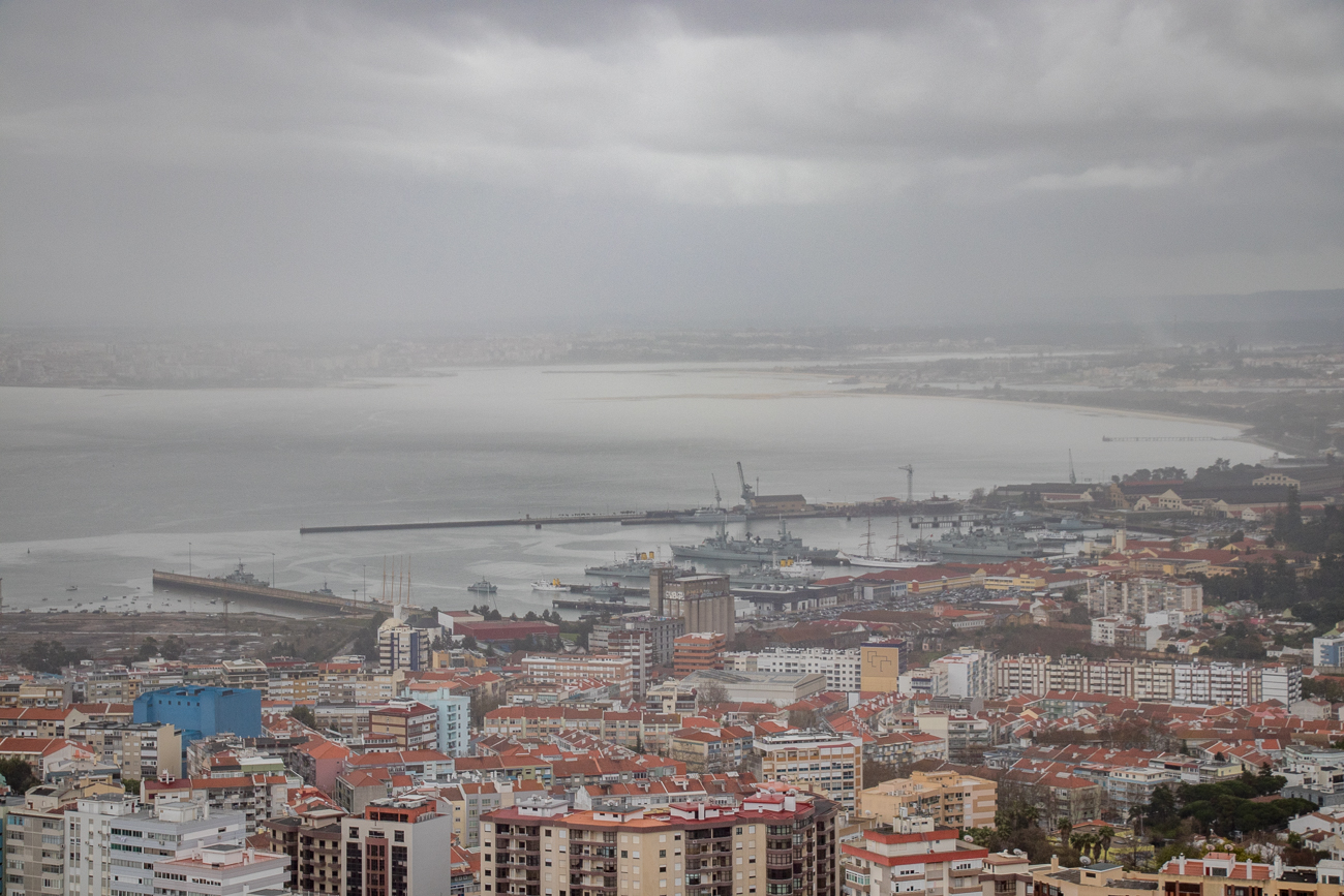 Blick über den Hafen von Almada 