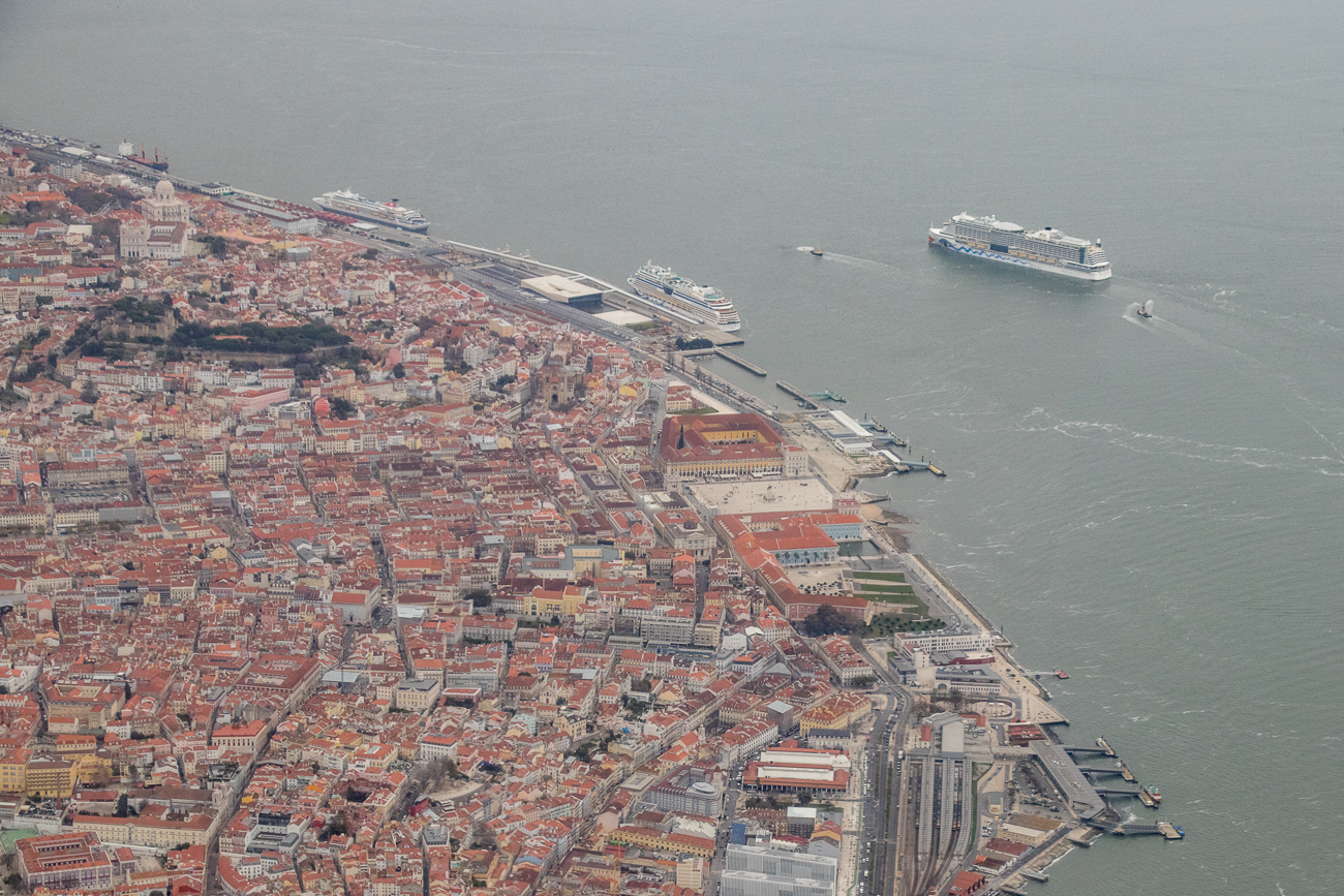 Kreuzfahrschiffe und der Praça do Comércio
