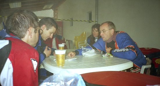 Pause und Lagebesprechung in Garana. Von l. nach r.: Marcel, Ghandi, Lars (verdeckt), Brigitte und Luigi