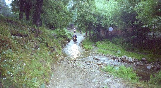 Zwischen Ilova und Sadova müssen wir durch ein steiniges Bachbett - umsonst, der Weg war falsch :-)