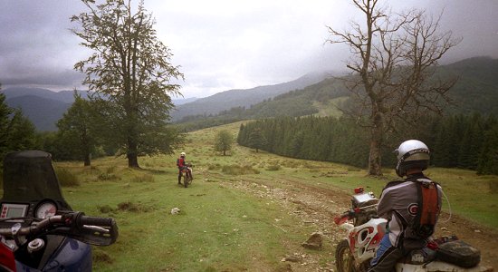 Hinter dem Cuntu hebt sich langsam der Nebel. Links die Maschine von Frank, vorn steht Luigi und rechts Michael