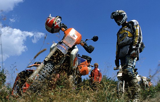 Tom schaut Luigi (unter dem Motorrad) beim Schrauben zu