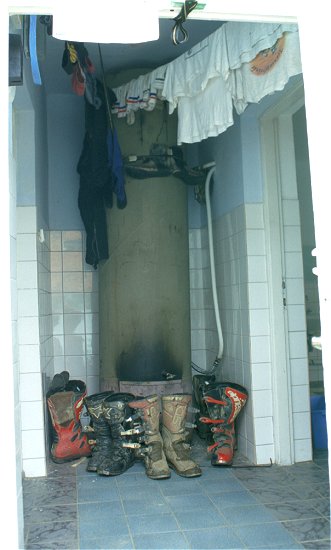 Vor dem Ofen trocknen die Stiefel noch besser