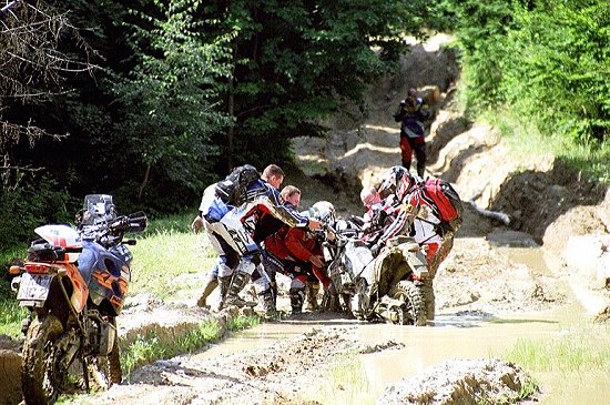 Das Team beim Bergen von Horsts Suzuki