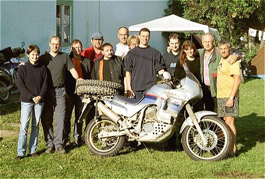 Eine Abordnung der Transalp-Freunde e. V. übergibt die Spende