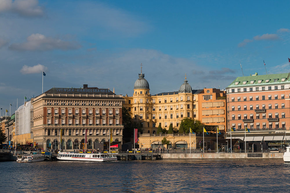 Banken und Hotels am Hafen