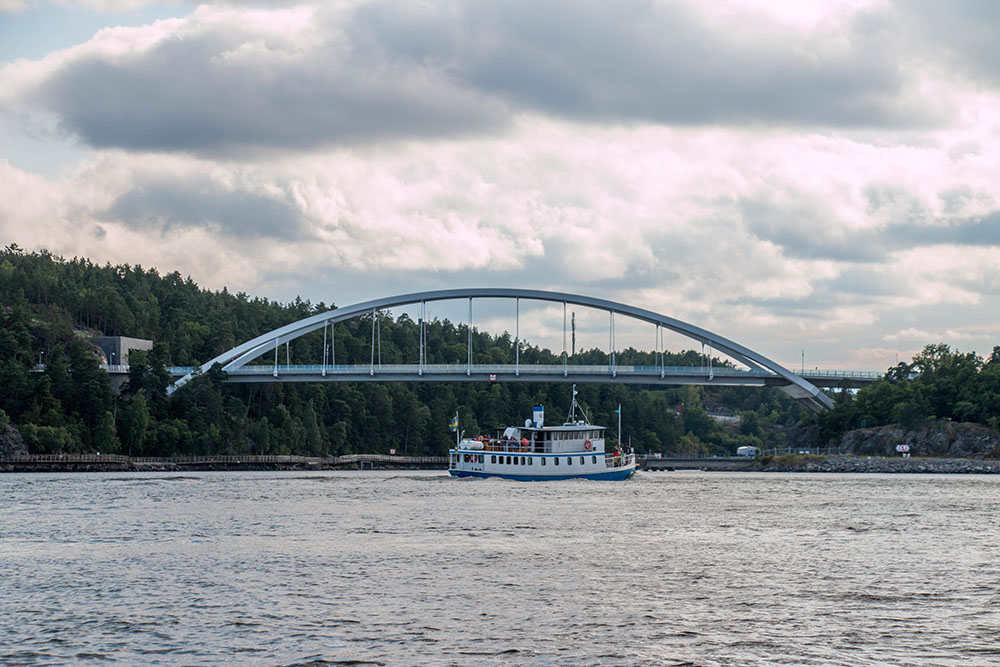 Brücke mit Boot