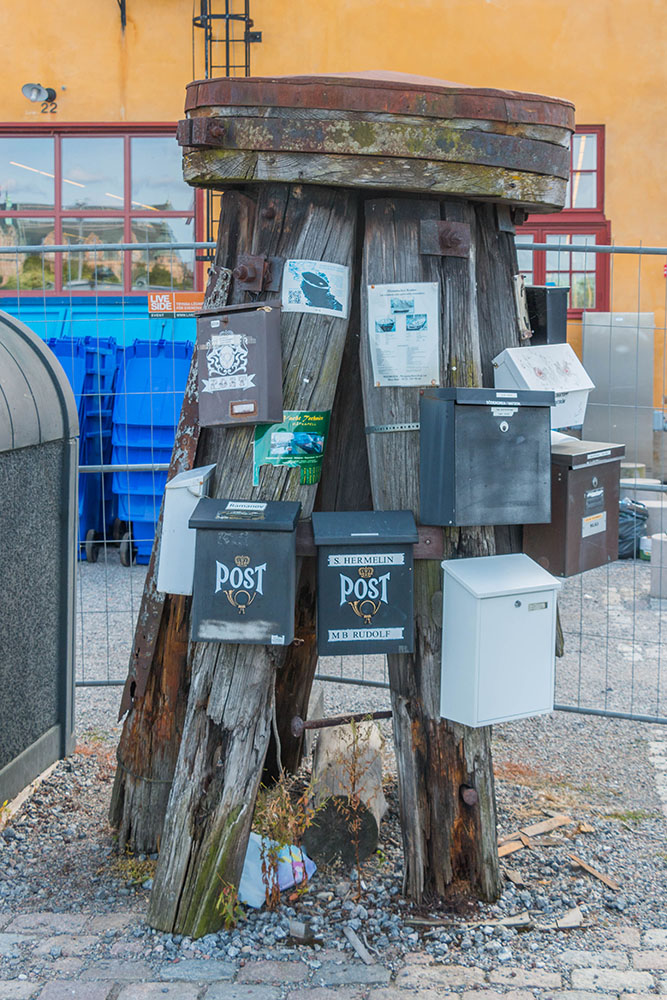 Hier hängen die Briefkästen der Schiffsbewohner