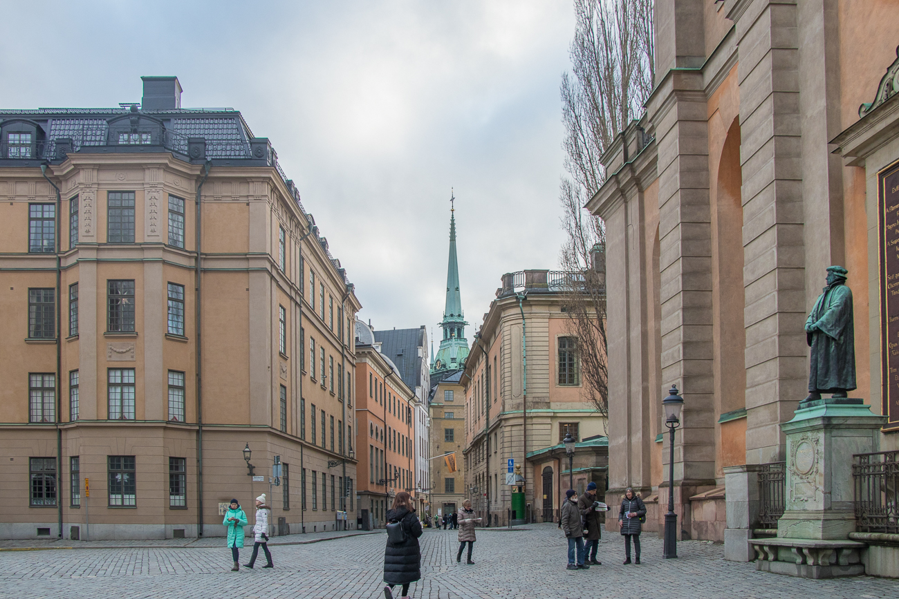 Am Ende der Straße ist die deutsche Kirche (Tyska Kyrkan) zu sehen 