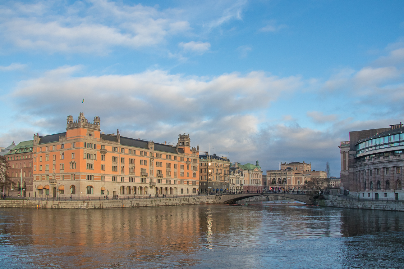 Links steht das Rosenbad-Gebäude, Sitz der schwedischen Regierung
