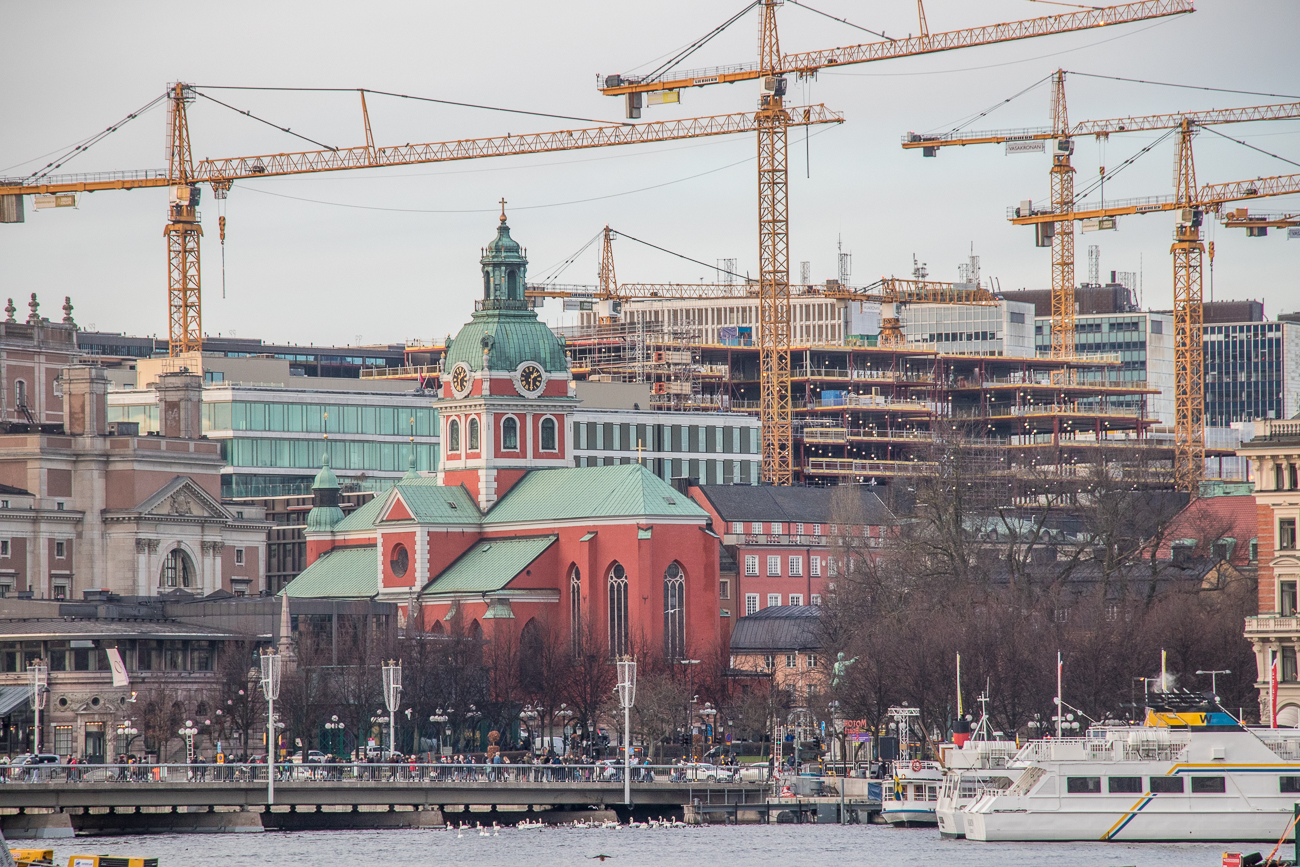Vor lauter Kräne ist die Sankt Jakocs Kyrka kaum zu sehen 