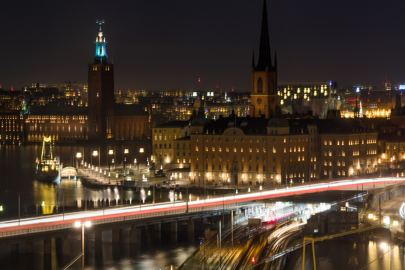 Blick vom Fahrstuhl Slussen: Links der Turm vom Stadshus, rechts der Turm der deutschen Kirche 