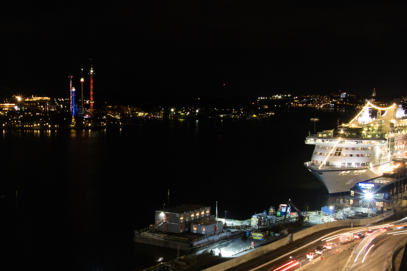 Blick vom Fahrstuhl Slussen: Links Tivoli, rechts Kreuzfahrtschiff 