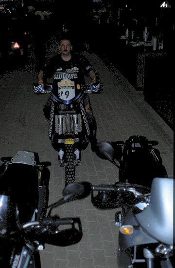 Carlo darf auch mal auf der Rallye-KTM sitzen (die Füße reichten kaum)