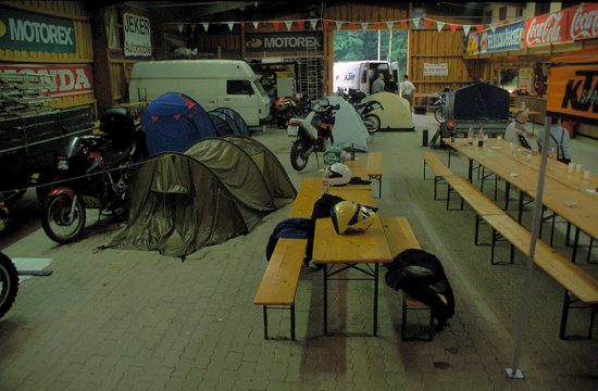 Die noch weicheierigen Weicheier campen gleich unter dem festen Dach ;-)