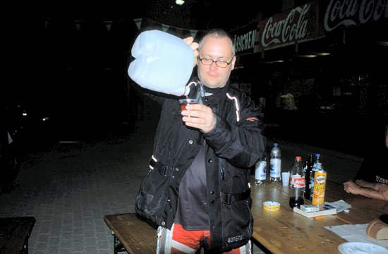 Happe leert den Weinkanister - ein Glück ist das Zeug wech ...