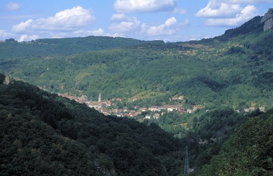 Dorf im Tal