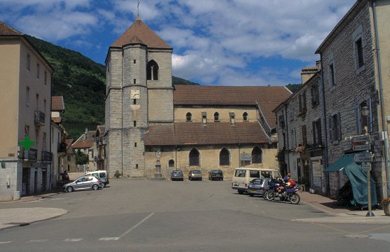 Die Kirche beherrscht den Ortskern