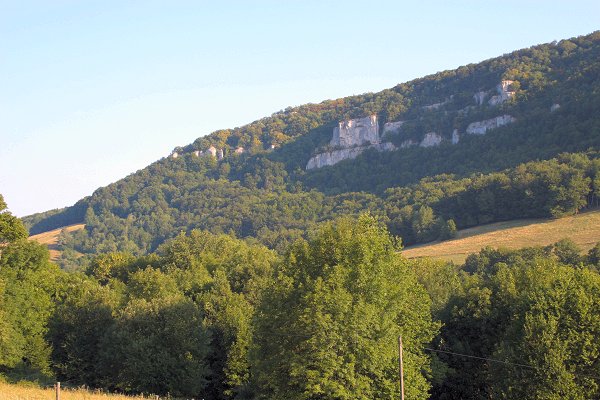 Überall lugt der Kalkstein aus den Hügeln
